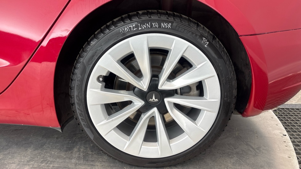 TESLA MODEL 3 Image 18