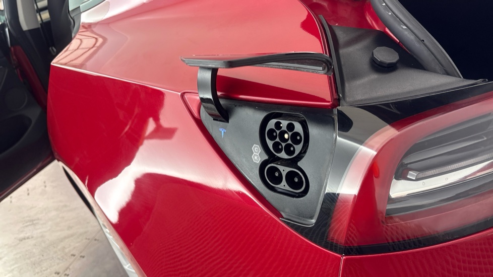TESLA MODEL 3 Image 21