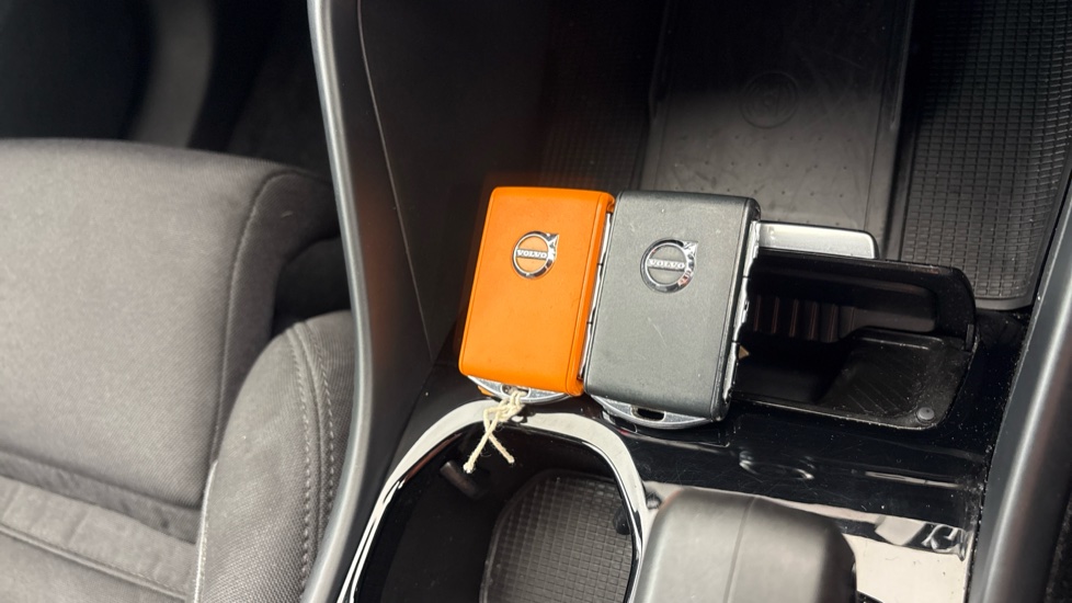 VOLVO XC40 2 keys available