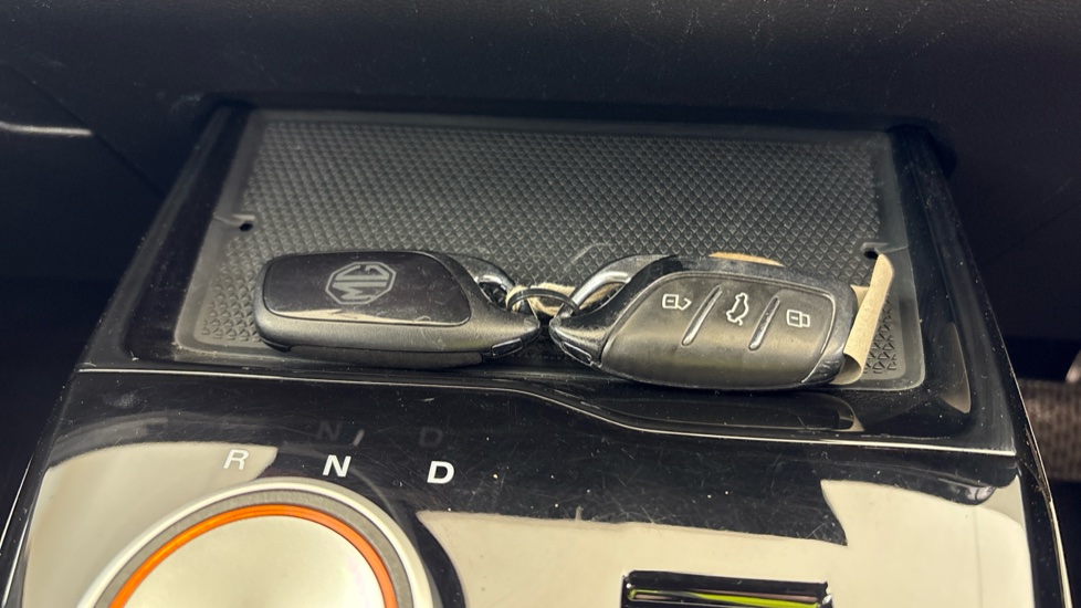 MG MG4 two keys