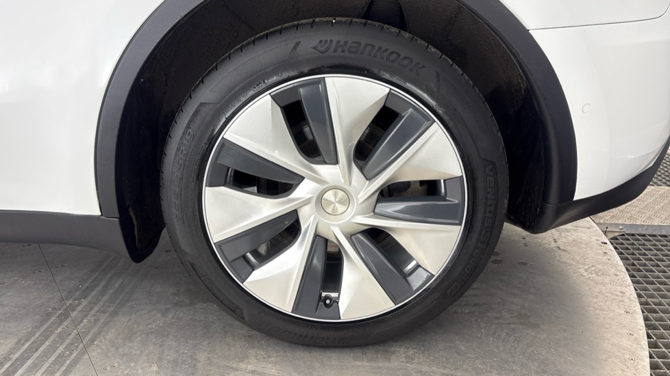TESLA MODEL Y Image 18