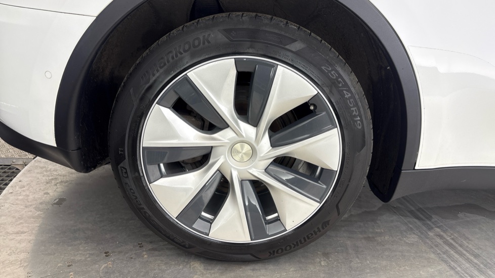TESLA MODEL Y Image 19