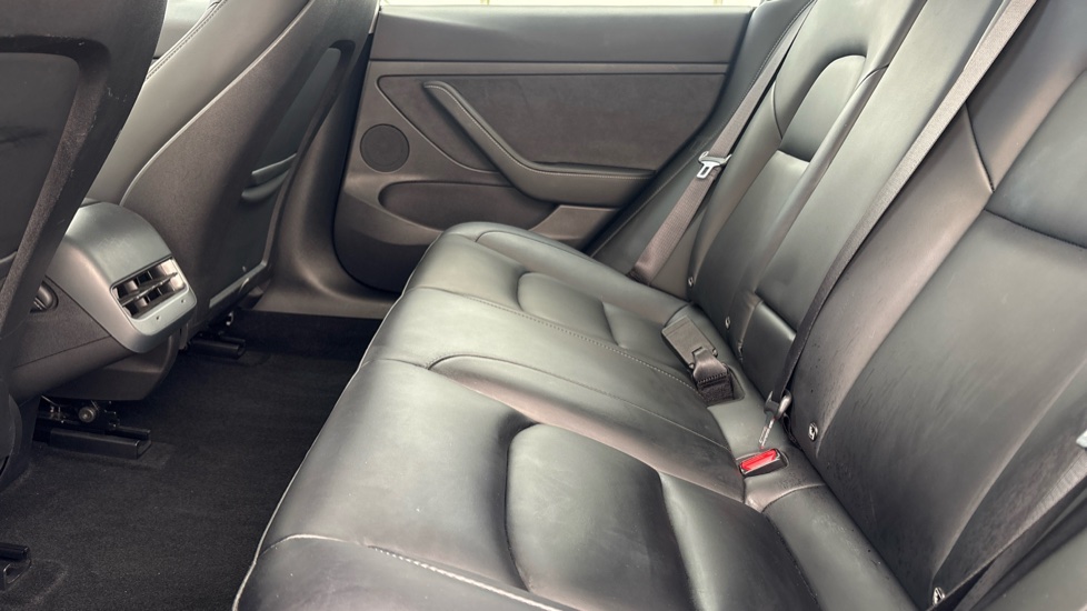 TESLA MODEL 3 Image 14