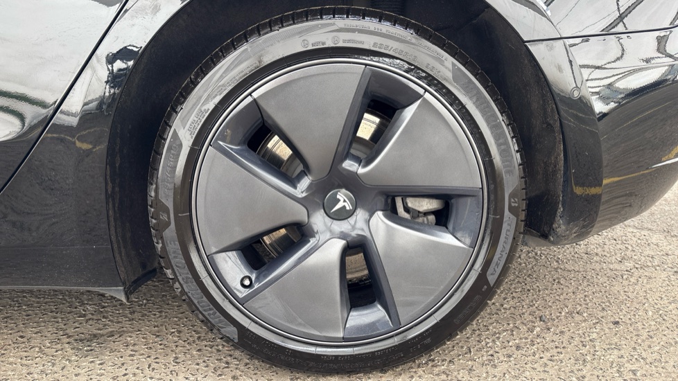 TESLA MODEL 3 Image 18