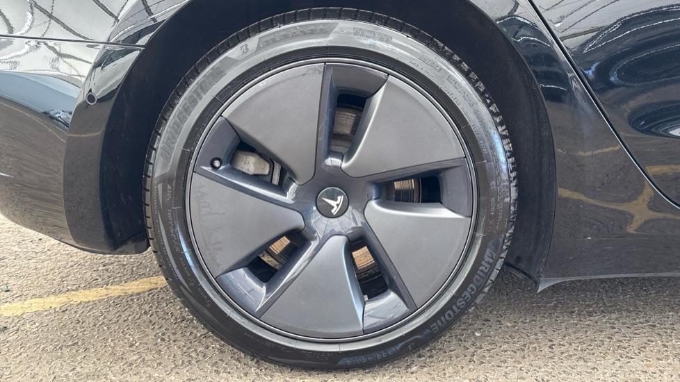TESLA MODEL 3 Image 19