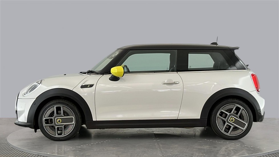 MINI HATCHBACK Image 2