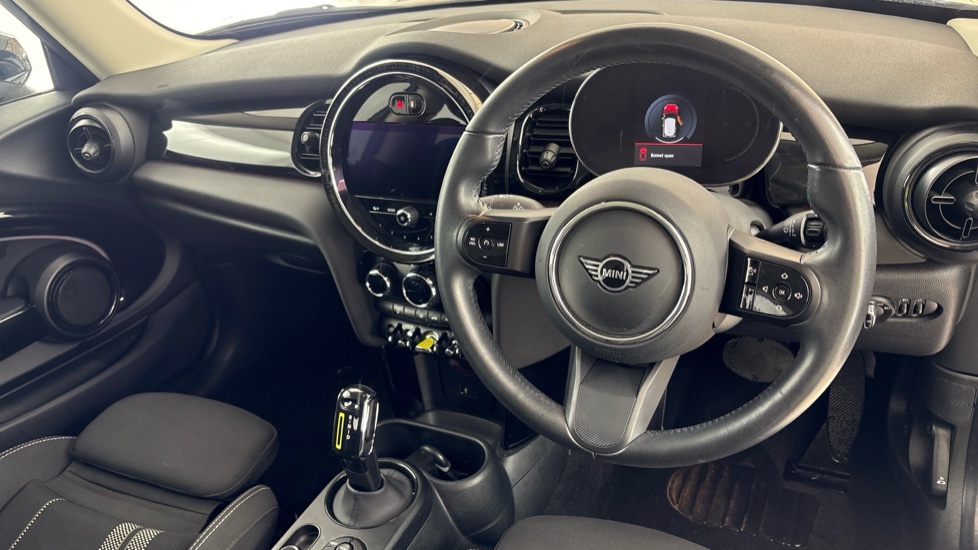 MINI HATCHBACK Image 9