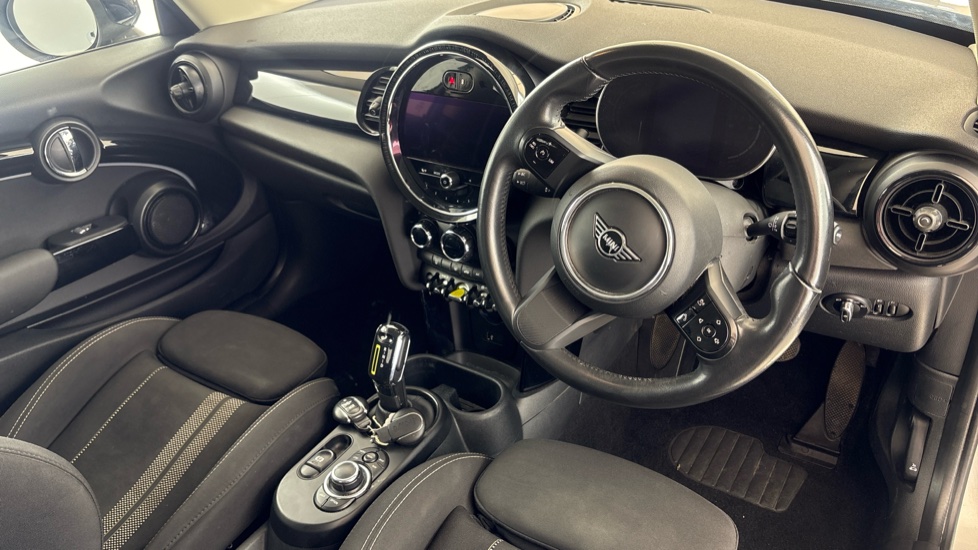 MINI HATCHBACK Image 9