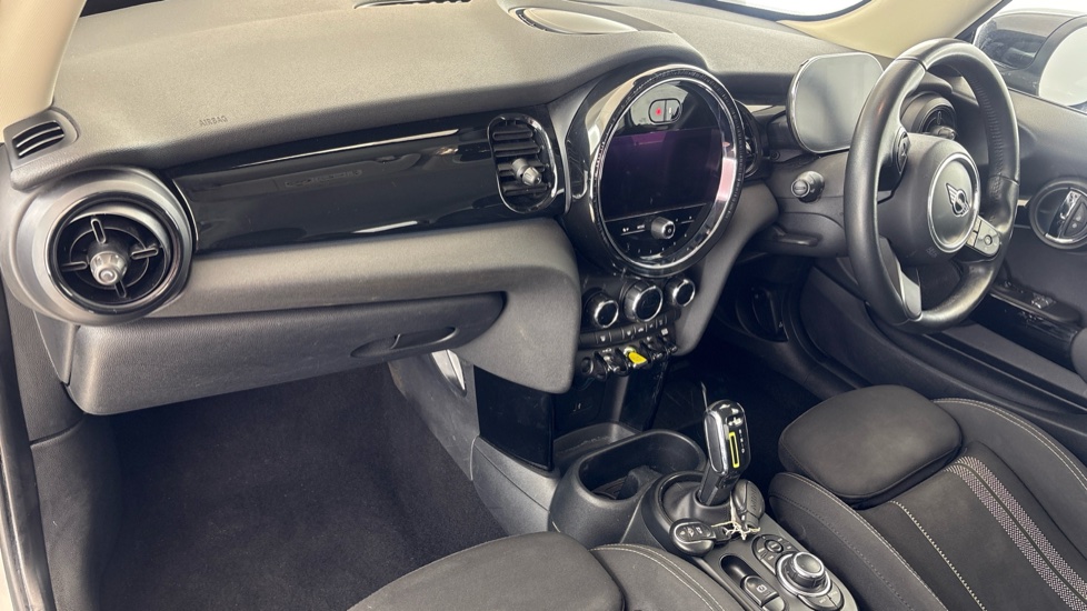 MINI HATCHBACK Image 10