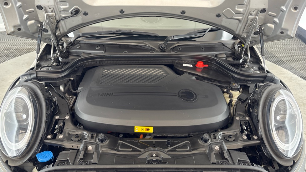 MINI HATCHBACK Image 16