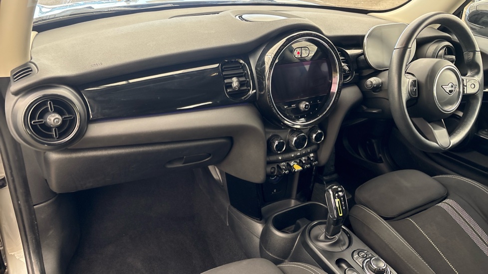 MINI HATCHBACK Image 10