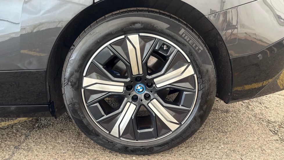BMW iX Image 18