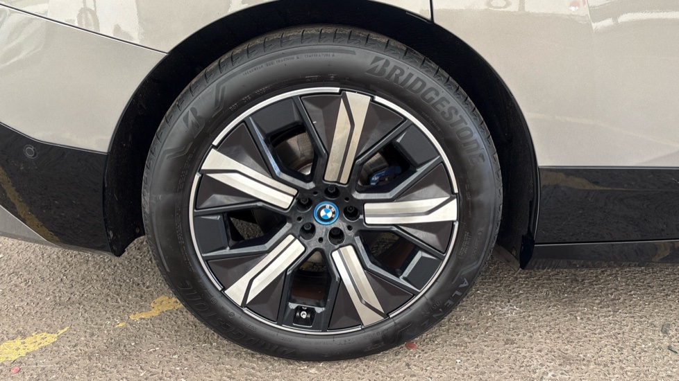 BMW iX Image 19