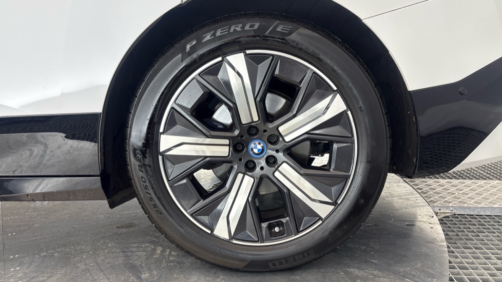 BMW iX Image 18