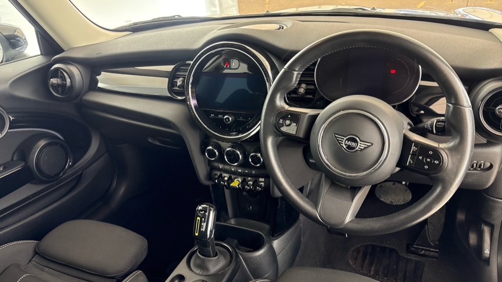 MINI HATCHBACK Image 9