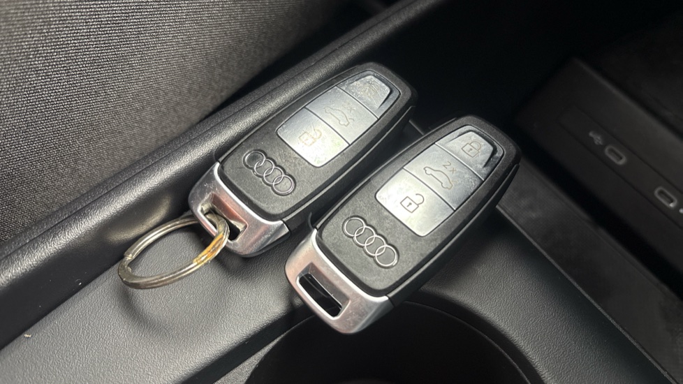 AUDI Q4 2 keys