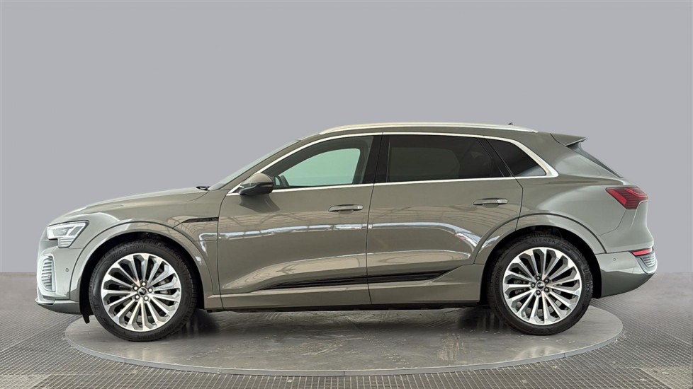 AUDI Q8 Image 2