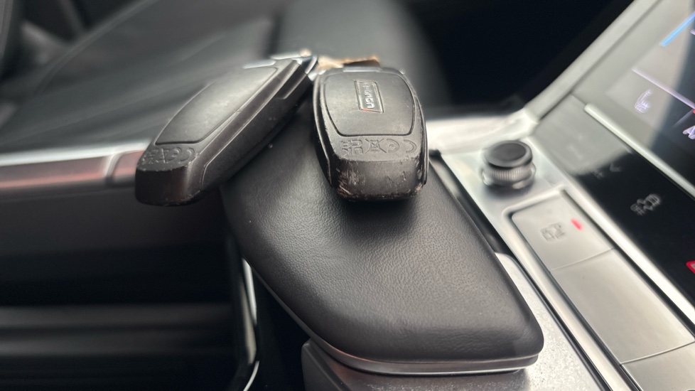 AUDI Q8 Worn