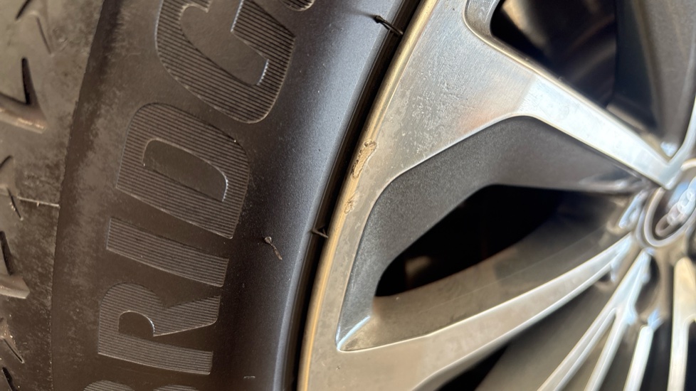 AUDI Q8 Scuff