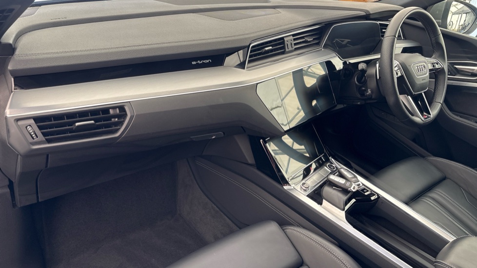 AUDI Q8 Image 10