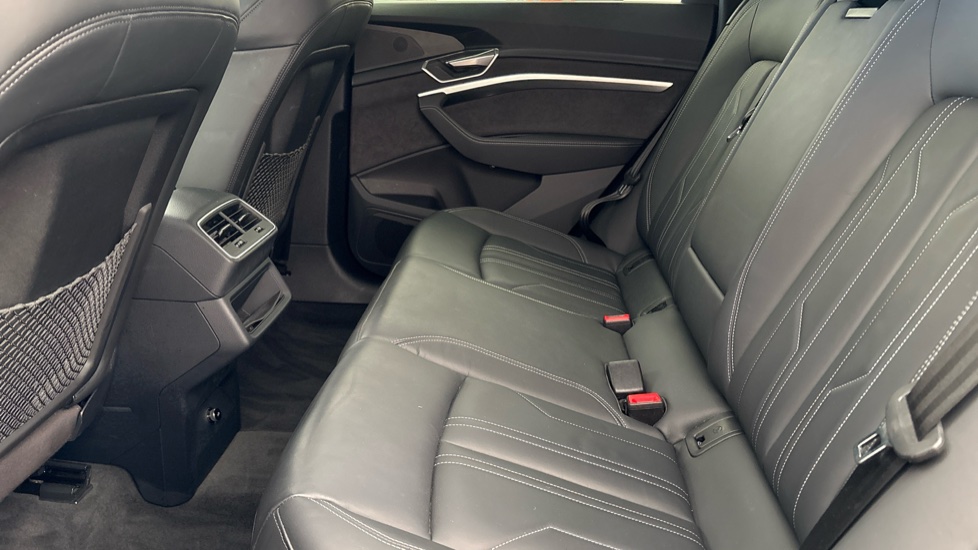 AUDI Q8 Image 14