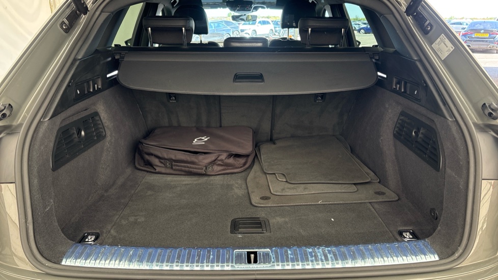 AUDI Q8 Image 15