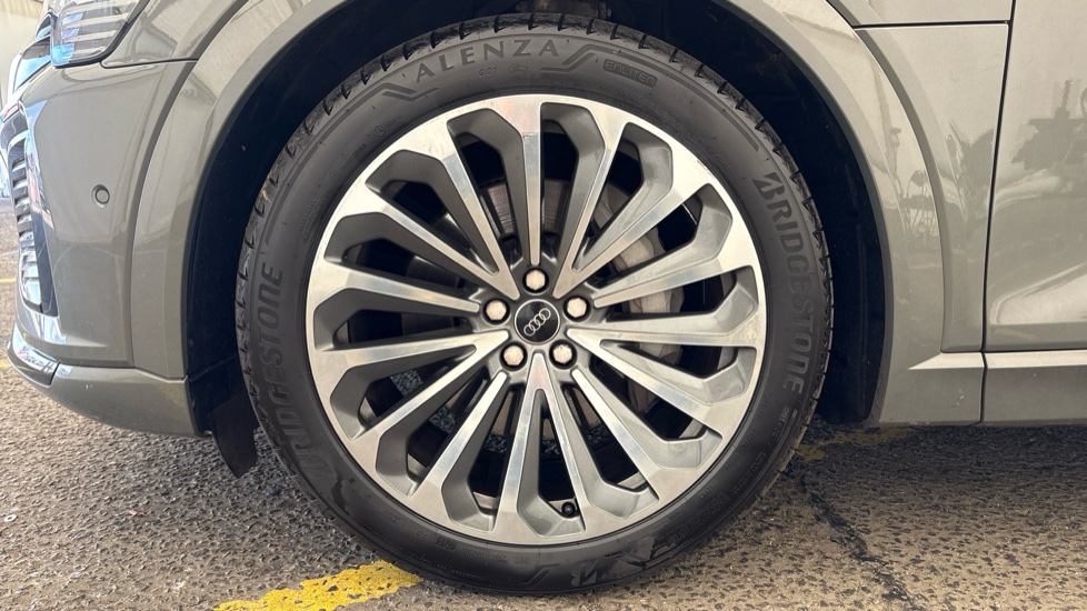 AUDI Q8 Image 17