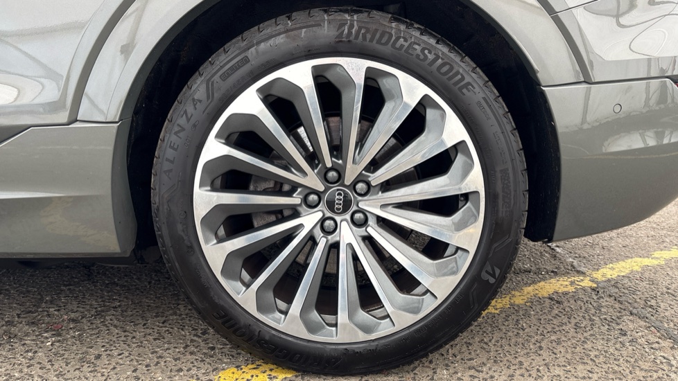 AUDI Q8 Image 18