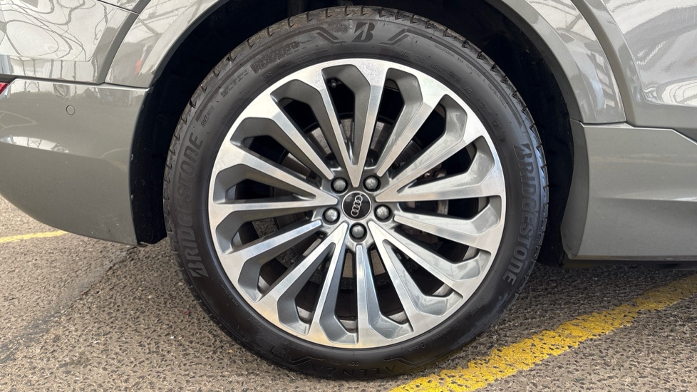 AUDI Q8 Image 19