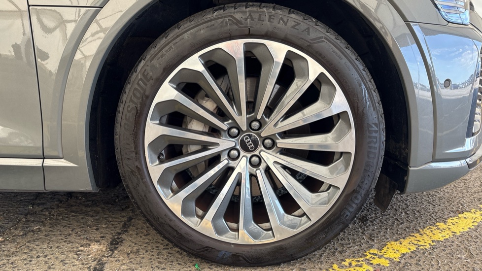 AUDI Q8 Image 20