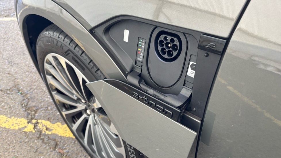 AUDI Q8 Image 21