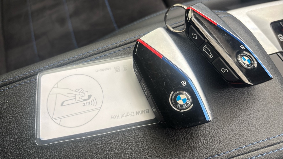 BMW iX1 2 keys 1 digital key