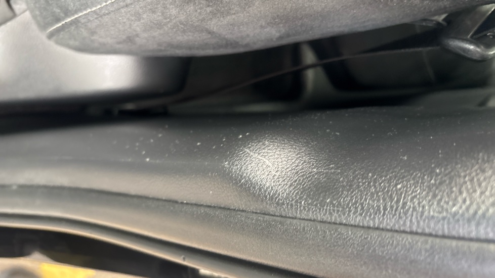 LEXUS UX Scuff
