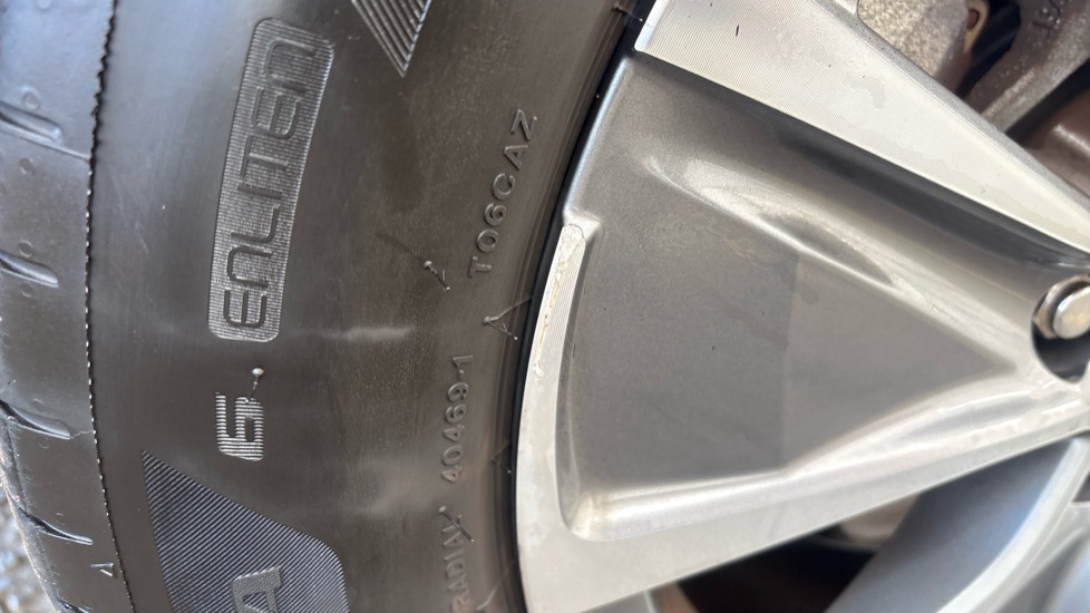 LEXUS UX Scuff
