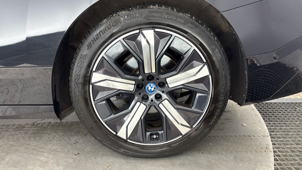 BMW iX Image 18