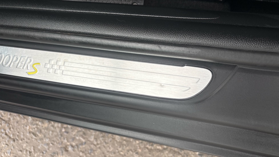 MINI HATCHBACK dent