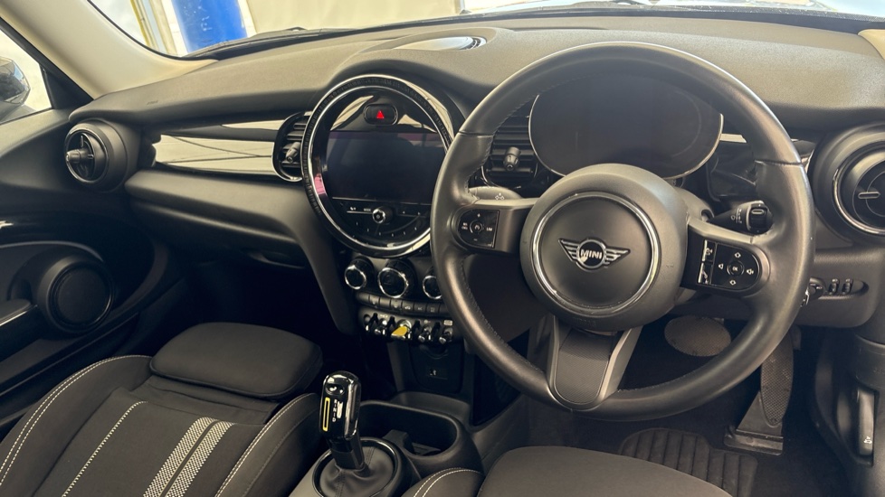 MINI HATCHBACK Image 9