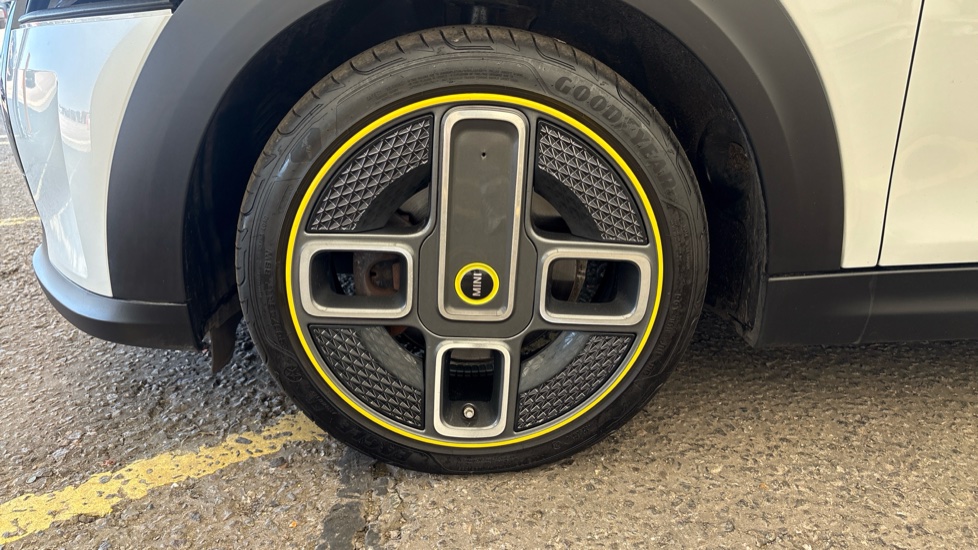 MINI HATCHBACK Image 17