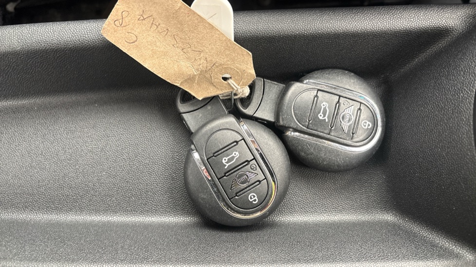 MINI HATCHBACK two keys