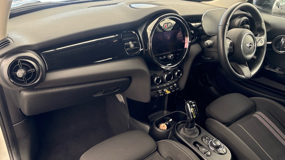 MINI HATCHBACK Image 10