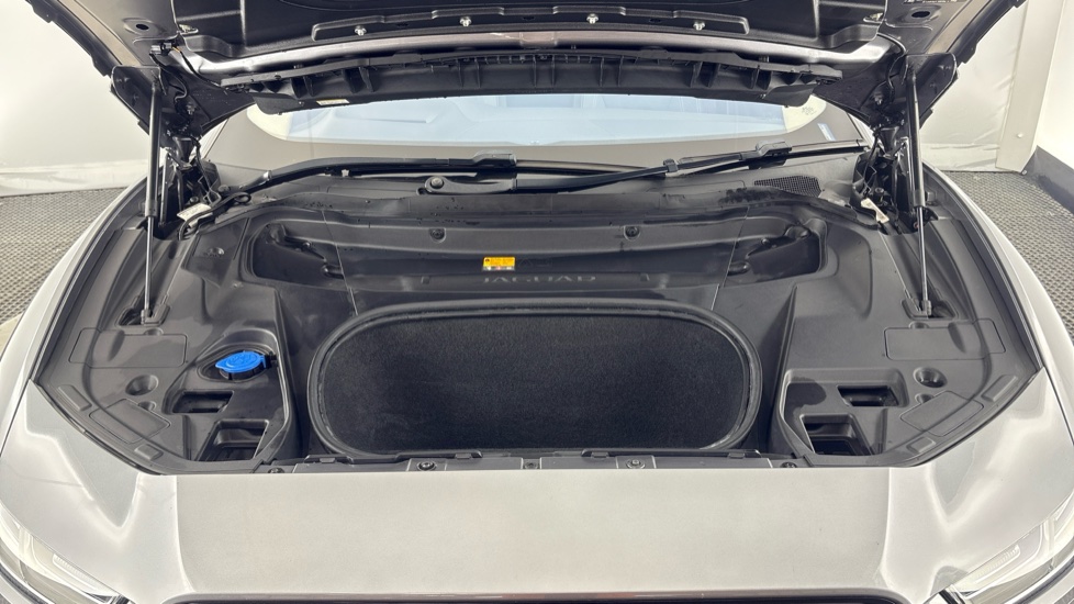 JAGUAR I-PACE Image 16