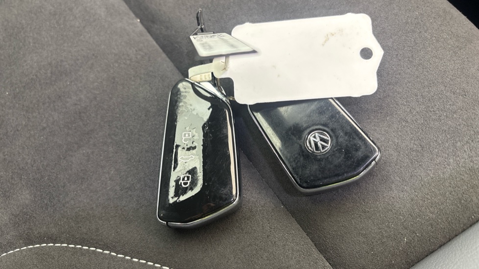 VOLKSWAGEN ID.4 two keys