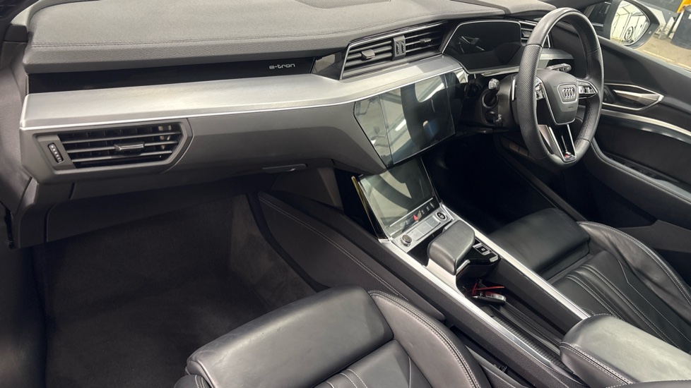 AUDI Q8 Image 10