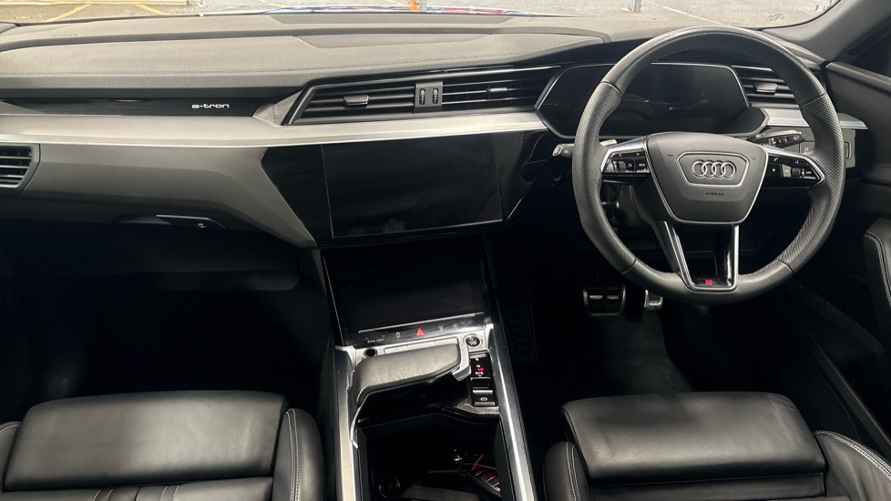 AUDI Q8 Image 11