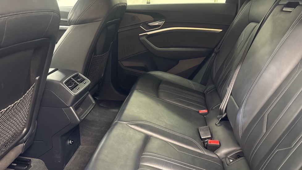 AUDI Q8 Image 14