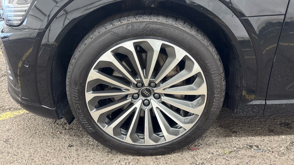 AUDI Q8 Image 17