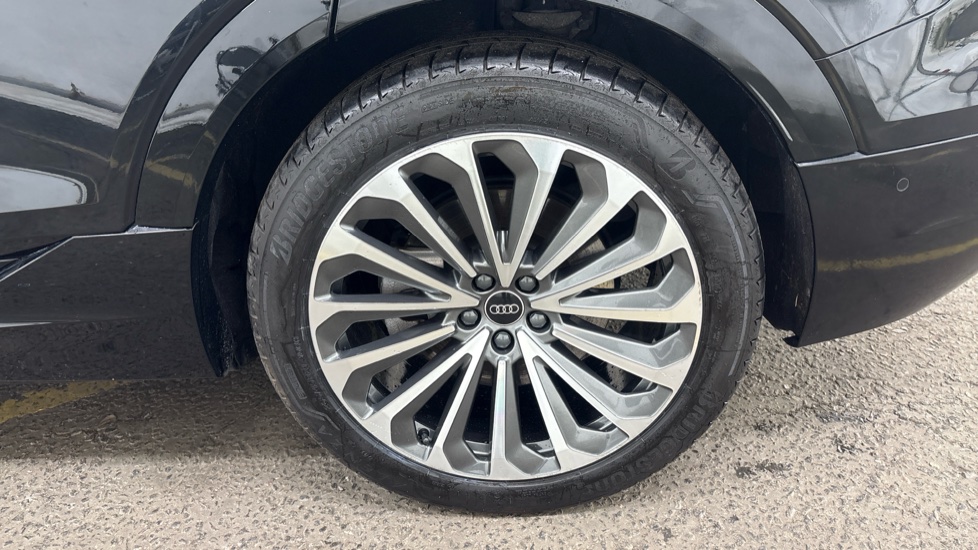 AUDI Q8 Image 18