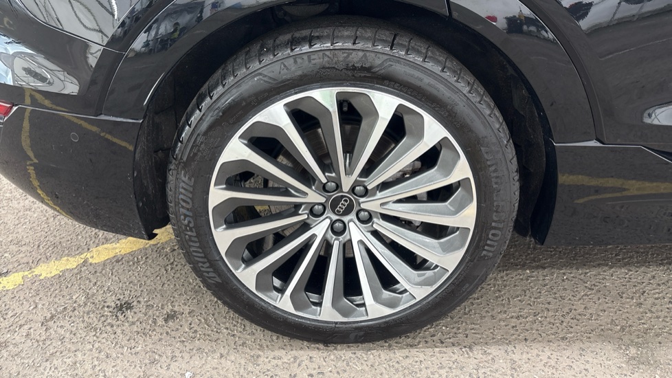 AUDI Q8 Image 19