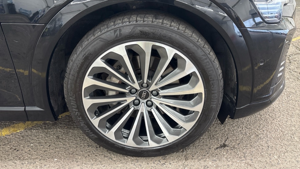 AUDI Q8 Image 20