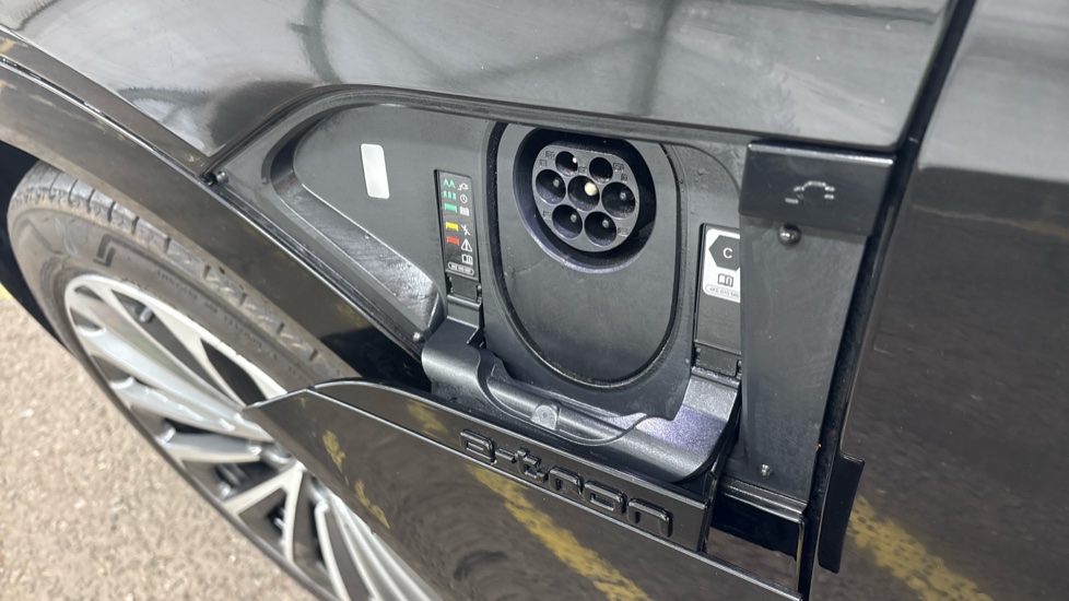 AUDI Q8 Image 21